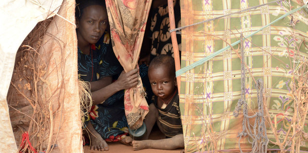 Eine Mutter und ihr Kind in einer Flüchtlingsunterkunft in Kenia