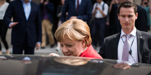Merkel steigt in ein Auto