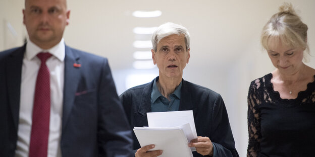 Zwei Männer, darunter Wolfgang Gedeon, und eine Frau Zwei Männer, darunter Wolfgang Gedeon, und eine Frau