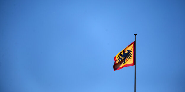 Eine Fahne vor blauem Himmel Eine Fahne vor blauem Himmel