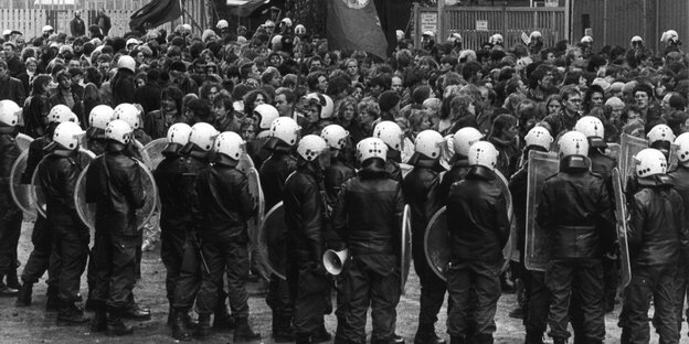 Polizisten und eingekesselte Demonstranten