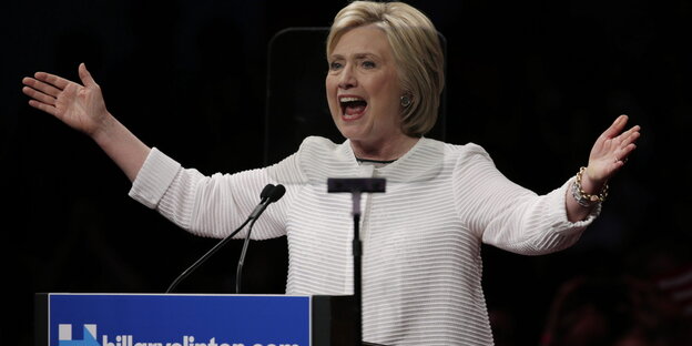 Hillary Clinton spricht am Podium bei einer Wahlveranstaltung Hillary Clinton spricht am Podium bei einer Wahlveranstaltung