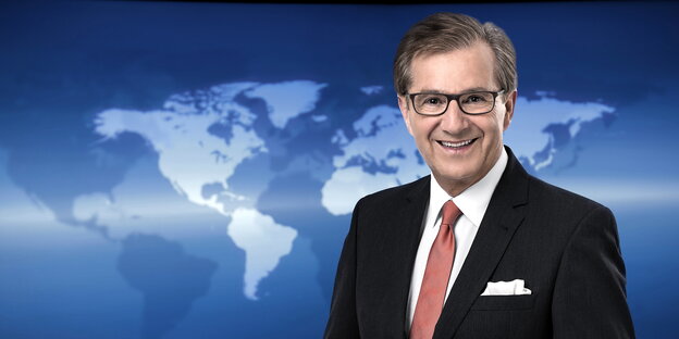 Tagesschausprecher Jan Hofer im Studio. Tagesschausprecher Jan Hofer im Studio.