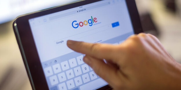 Der Google-Schriftzug auf einem iPad Mini 2 Der Google-Schriftzug auf einem iPad Mini 2