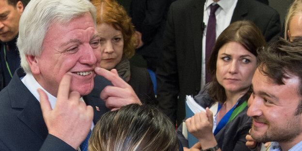 Der hessische Ministerpräsident Volker Bouffier zieht sich die Mundwinkel hoch Der hessische Ministerpräsident Volker Bouffier zieht sich die Mundwinkel hoch