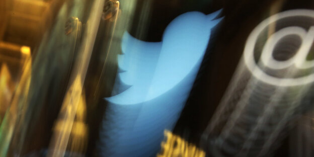 Verschwommene netzsymbole, darunter das twitterlogo Verschwommene netzsymbole, darunter das twitterlogo