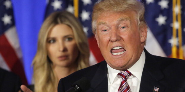 Donald Trump spricht in einem Golf-Club in New York Donald Trump spricht in einem Golf-Club in New York