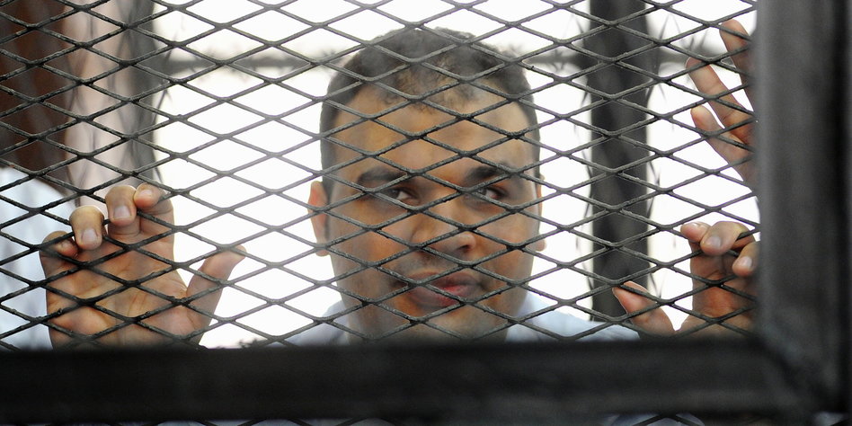 <b>Mohammed Badr</b>, Kameramann für Al-Dschasira, ist bereits in Haft. Bild: ap - 14013001_jazeerajournalist_ap_web
