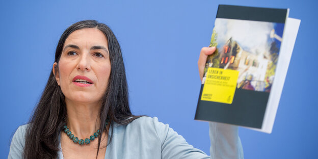 Die Amnesty-Generalsekretärin Selmin Caliskan hält einen Bericht hoch Die Amnesty-Generalsekretärin Selmin Caliskan hält einen Bericht hoch