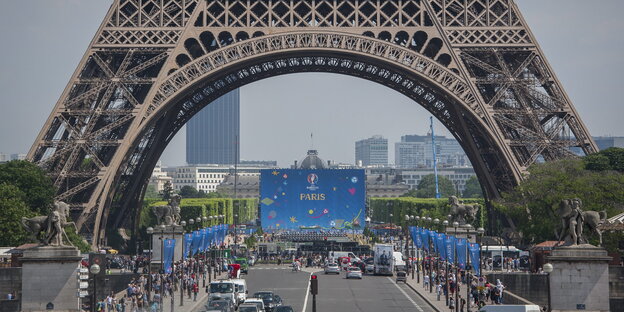 Paris, Blick auf den Fuß des Eiffelturms und EM-Dekoration Paris, Blick auf den Fuß des Eiffelturms und EM-Dekoration