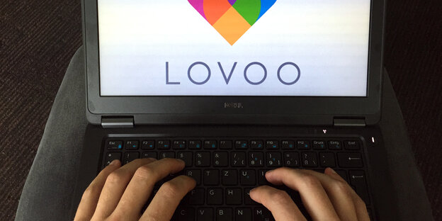 Zwei Frauenhände auf einer Laptoptastatur. Der Bildschirm zeigt das Logo der Datingplattform lovoo. Zwei Frauenhände auf einer Laptoptastatur. Der Bildschirm zeigt das Logo der Datingplattform lovoo.