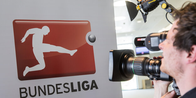 Ein Kameramann filmt das Bundesliga-Logo Ein Kameramann filmt das Bundesliga-Logo