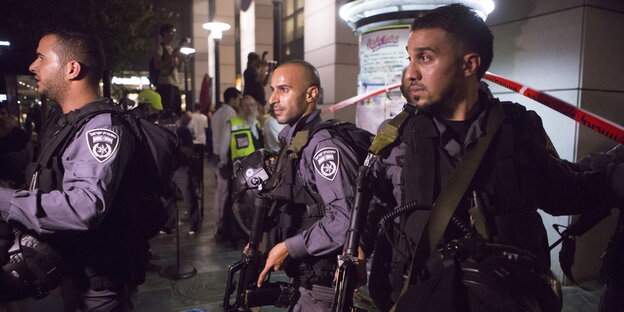 Drei israelische Soldaten mit Gewehren und schusssicheren Westen Drei israelische Soldaten mit Gewehren und schusssicheren Westen