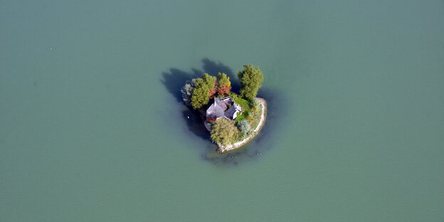 Eine kleine Insel in einem Baggersee Eine kleine Insel in einem Baggersee