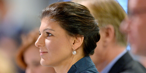 Eine Frau mit nach hinten gekämmten dunklen Haaren, es ist Sahra Wagenknecht.