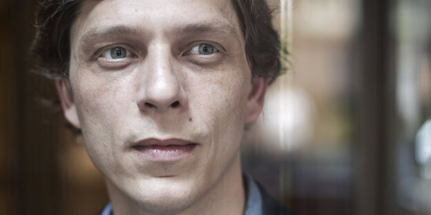 Antoine Leiris, braune Locken, blauer Anzug, blaues Hemd ohne Krawatte, im Porträt Antoine Leiris, braune Locken, blauer Anzug, blaues Hemd ohne Krawatte, im Porträt