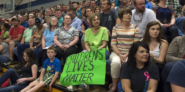 Viele Menschen und ein Schild: "Childrens Lives Matter" Viele Menschen und ein Schild: "Childrens Lives Matter"
