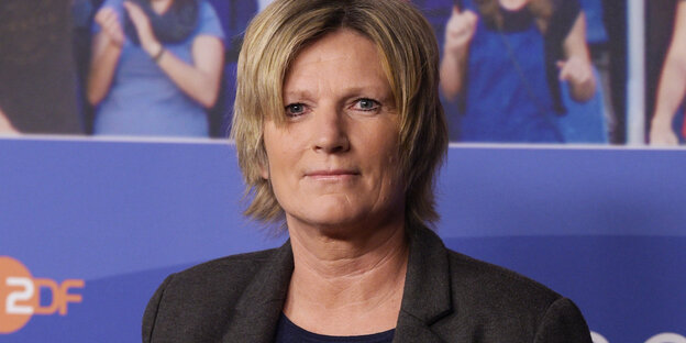 Eine Frau mit blonden kurzen Haaren Eine Frau mit blonden kurzen Haaren
