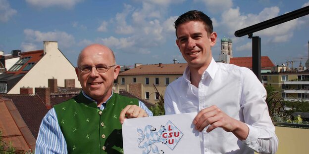 Zwei Männer halten ein Plakat der LSU hoch Zwei Männer halten ein Plakat der LSU hoch