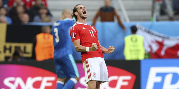 Gareth Bale freut sich nach dem Abpfiff über den Sieg über die Slowakei. Gareth Bale freut sich nach dem Abpfiff über den Sieg über die Slowakei.