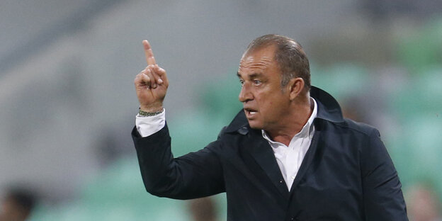 Der türkische Trainer Fatih Terim macht eine Drohgebärde am Spielfeldrand Der türkische Trainer Fatih Terim macht eine Drohgebärde am Spielfeldrand