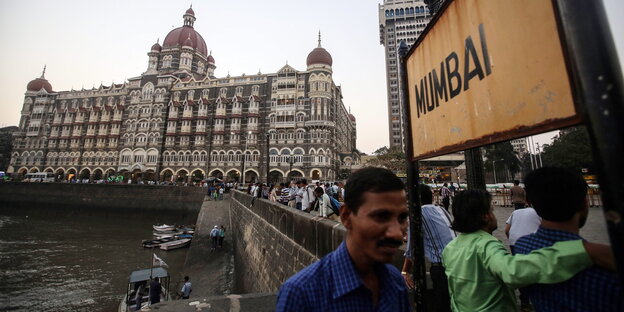 Das Hotel Taj Mahal Palace - ein dunkelrotes Gebäude mit weißen Verzierungen Das Hotel Taj Mahal Palace - ein dunkelrotes Gebäude mit weißen Verzierungen