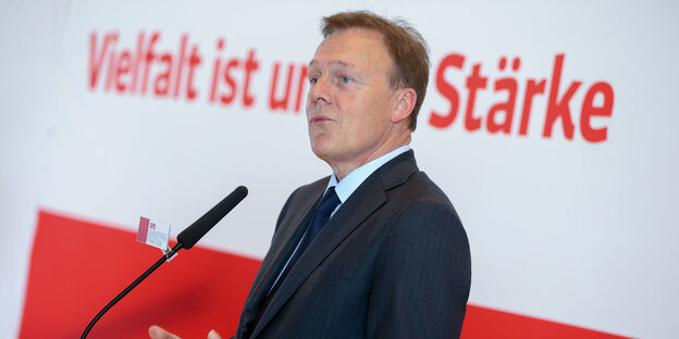 ein Mann im Anzug am Mikro, es ist SPD-Fraktionschef Oppermann ein Mann im Anzug am Mikro, es ist SPD-Fraktionschef Oppermann