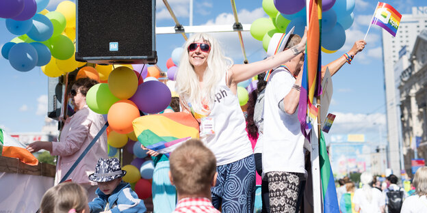 Menschen mit bunten Ballons auf einer Bühne Menschen mit bunten Ballons auf einer Bühne