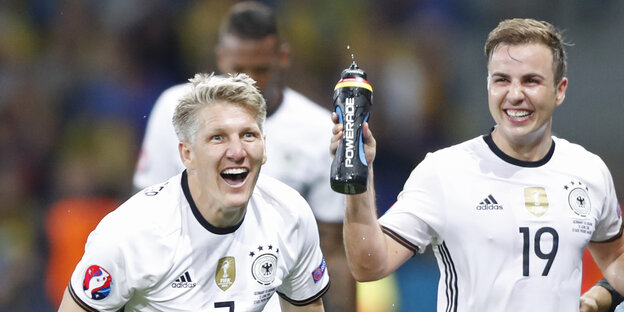 Bastian Schweinsteiger freut sich über sein Tor gegen die Ukraine Bastian Schweinsteiger freut sich über sein Tor gegen die Ukraine