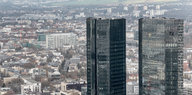 Hochhäuser der Deutschen Bank vor Stadtkulisse