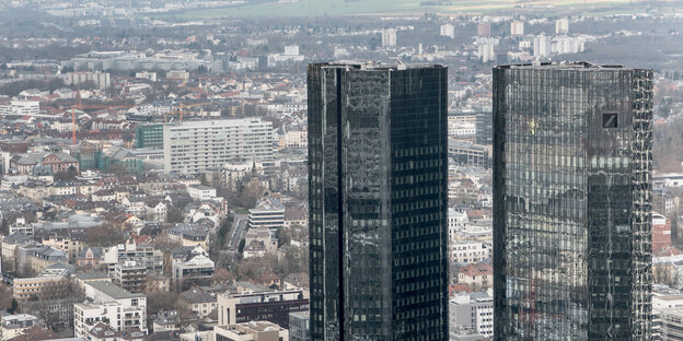 Hochhäuser der Deutschen Bank vor Stadtkulisse Hochhäuser der Deutschen Bank vor Stadtkulisse