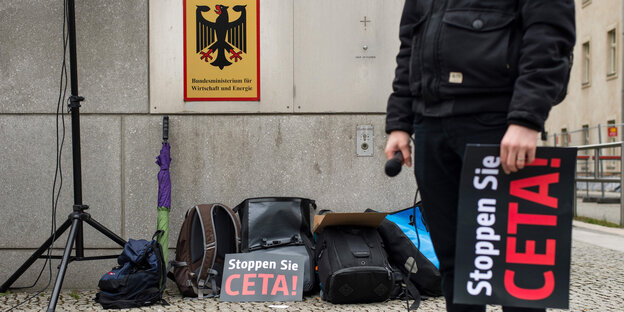 Ein Bürger steht mit einem "Stoppen Sie ceta!"-Schild vor dem Bundeswirtschaftsministerium in Berlin.