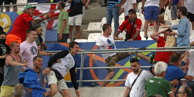 Russische Fans greifen englische Fans auf einer Tribüne an. Russische Fans greifen englische Fans auf einer Tribüne an.