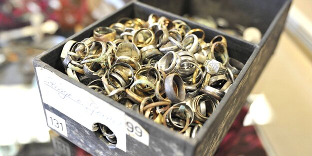 eine Box voller Ringe eine Box voller Ringe