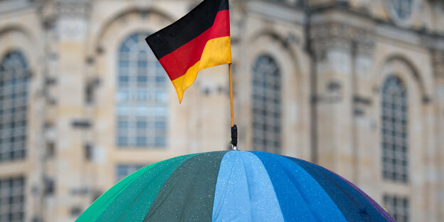 Regenschirm mit Deutschland-Fahne Regenschirm mit Deutschland-Fahne
