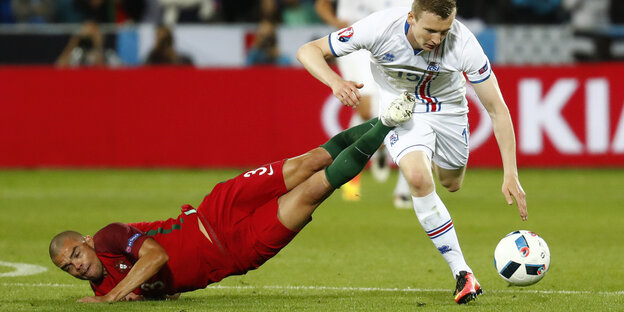 Der Portugiese Pepe tritt nach einem isländischen Spieler Der Portugiese Pepe tritt nach einem isländischen Spieler