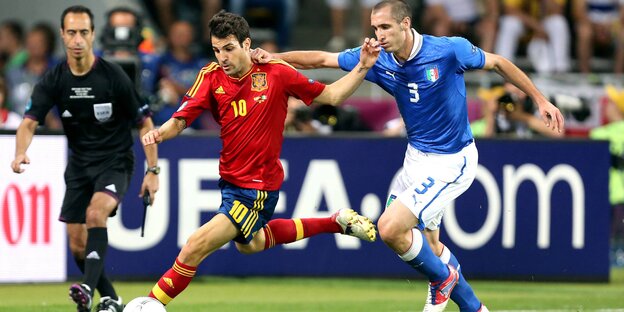 Zweikampf zwischen spanischen und italienischem Spielern bei Regen Zweikampf zwischen spanischen und italienischem Spielern bei Regen