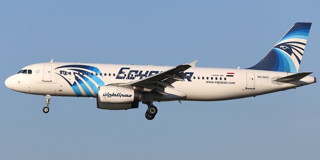Ein Airbus 320 von der Fluglinie Egypt Air fliegt in der Luft Ein Airbus 320 von der Fluglinie Egypt Air fliegt in der Luft