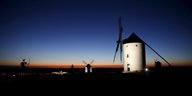 Die Windmühlen von Mota del Cuervo, im Hintergrund die Skulptur von Don Quijote und seiner Dulcinea