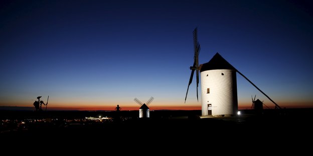 Die Windmühlen von Mota del Cuervo, im Hintergrund die Skulptur von Don Quijote und seiner Dulcinea