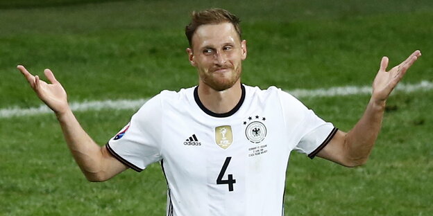 Benedikt Höwedes zuckt lächelnd mit den Schultern Benedikt Höwedes zuckt lächelnd mit den Schultern
