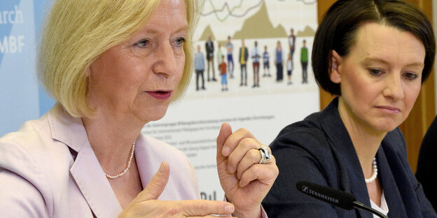 Bundesbildungsministerin Johanna Wanka und KMK-Präsidentin Claudia Bogedan stellen den Bildungsbericht 2016 vor Bundesbildungsministerin Johanna Wanka und KMK-Präsidentin Claudia Bogedan stellen den Bildungsbericht 2016 vor