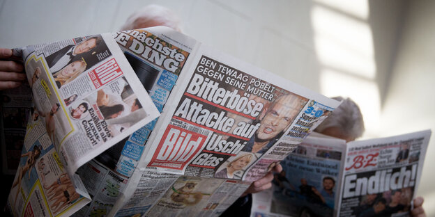 Menschen halten die „Bildzeitung“ und die „B.Z.“ in den Händen Menschen halten die „Bildzeitung“ und die „B.Z.“ in den Händen
