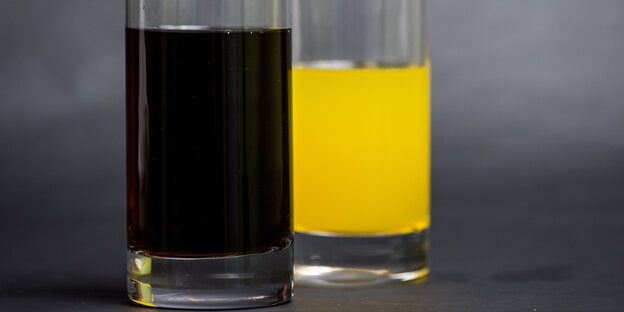 Zwei Gläser mit Limonade und Cola Zwei Gläser mit Limonade und Cola