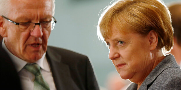 Winfried Kretschmann und Angela Merkel stehen nebeneinander Winfried Kretschmann und Angela Merkel stehen nebeneinander