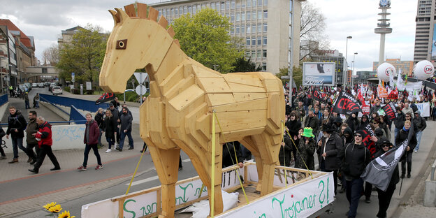 Ein hölzernes Pferd und viele Demonstranten Ein hölzernes Pferd und viele Demonstranten