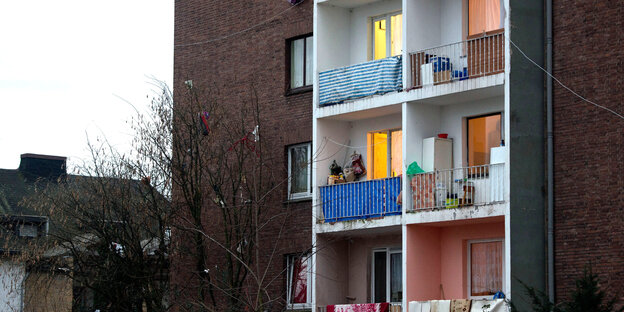 Ein Mehrfamilienhaus mit erleuchteten Fenstern Ein Mehrfamilienhaus mit erleuchteten Fenstern