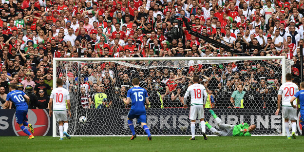 Islands Sigurdsson schießt den Ball vom Elfmeterpunkt aus ins linke Eck. Ungarns Torwart Kiraly springt nach rechts Islands Sigurdsson schießt den Ball vom Elfmeterpunkt aus ins linke Eck. Ungarns Torwart Kiraly springt nach rechts