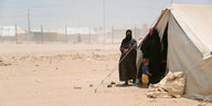 Geflüchtete Iraker_innen stehen vor ihrem Zelt in Falludscha