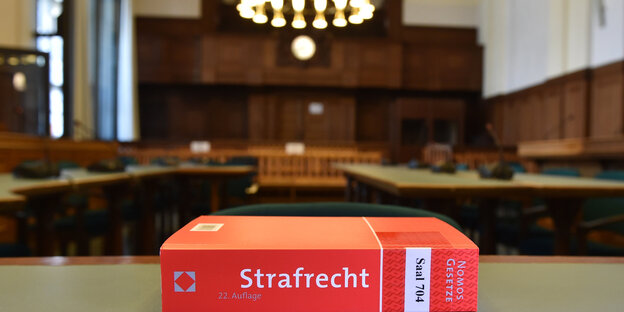 Ein Buch zum Strafrecht liegt im Kriminalgericht Ein Buch zum Strafrecht liegt im Kriminalgericht
